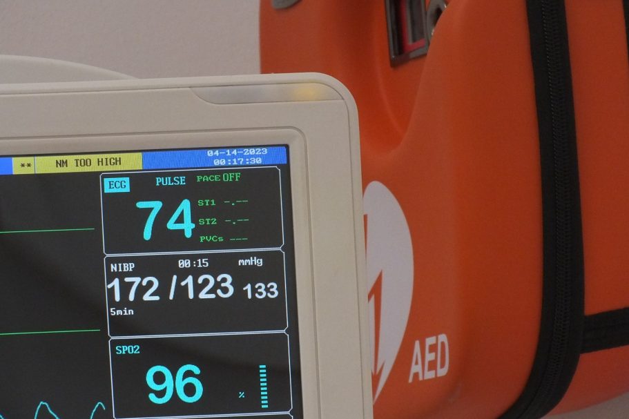 Pulsoximetrie, EKG, ECG, RR, Blutdruck, RF, Atemfrequenz, AED, automatischer Defibrillator, Sauerstoff